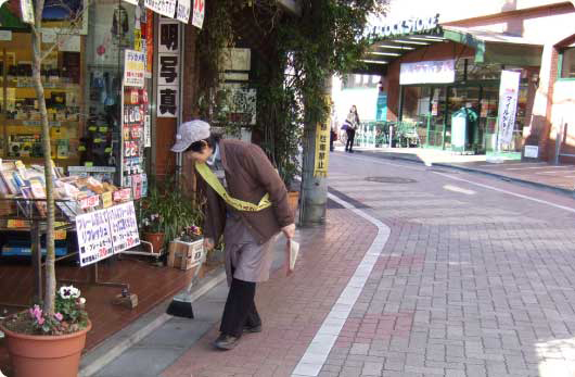 ピーコックストアさんが商店街の清掃活動