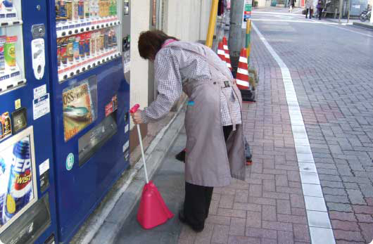 ピーコックストアさんが商店街の清掃活動