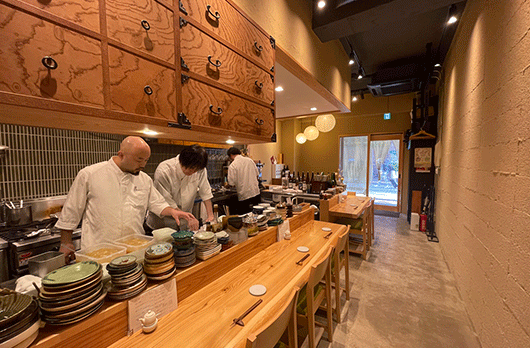 久我山駅,ヨイノフネ(店主とオシャレな店内写真)